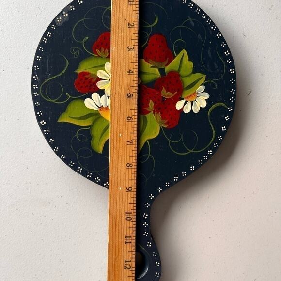 Vintage strawberry cottage hand painted wood bread board wall plate decoration - Picture 5 of 6